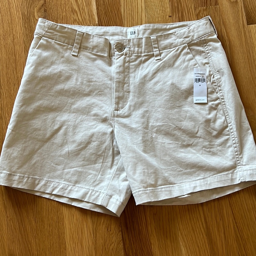 Size 6 GAP khaki shorts